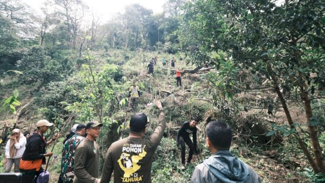 Upaya Pemkab Gowa melakukan penghijauan di lahan hutan kritis dengan melakukan penanaman ribuan bibit pohon. (Dok. Humas Gowa)