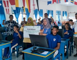 PLN Beri Bantuan Komputer dan Laptop untuk Cerdaskan Anak-anak Kepulauan Muna