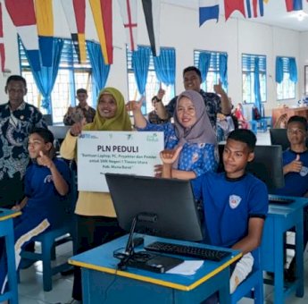 PLN Beri Bantuan Komputer dan Laptop untuk Cerdaskan Anak-anak Kepulauan Muna
