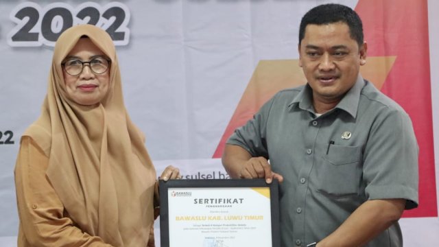 Bawaslu Luwu Timur sabet penghargaan kehumasan dari Bawaslu Sulsel.