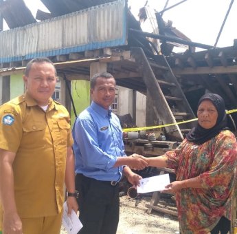 SMP Negeri Satap Kollo Wakatobi Bantu Korban Kebakaran di Desa Kapota Utara