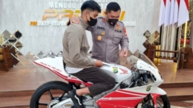 Mario Aji saat bersama Kapolda Metro Jaya Irjen Pol Fadil Imran. (Istimewa)