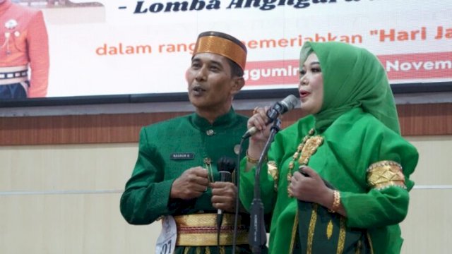 Para pejabat lingkup Pemkab Gowa meriahkan lomba menyanyi lagu daerah yang berlangsung di Baruga Karaeng Galesong, Kantor Bupati Gowa. (Dok. Humas Pemkab Gowa)