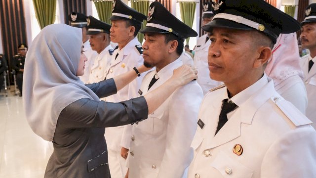 Bupati Luwu Utara Indah Putri Indriani melantik 22 Kepala Desa Terpilih hasil Pilkades Serentak 2022. Rabu (09/11/2022)