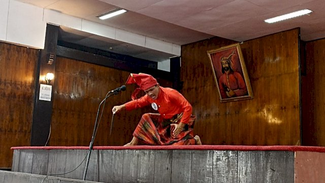Zulkifli siswa SMP 3 Sungguminasa saat menyampaikan syair Angngaru', di sela perlombaan, di Balla Lompoa, Rabu (09/11/2022). (Foto: Chaerani / Republiknews.co.di)