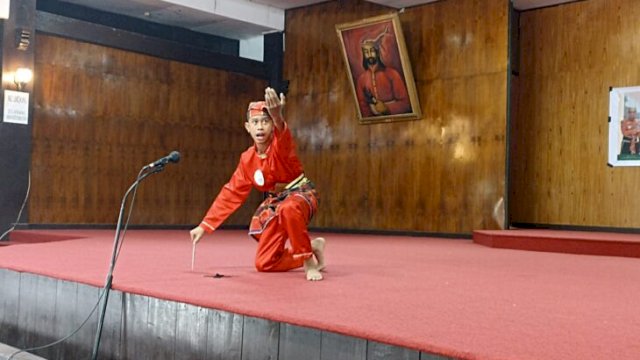 Salah satu pelajar memperagakan Angngaru' dalam lomba antar Pelajar yang digelar Disparbud Gowa, di Balla Lompoa. (FOTO. Chaerani/Republiknews.co.id)