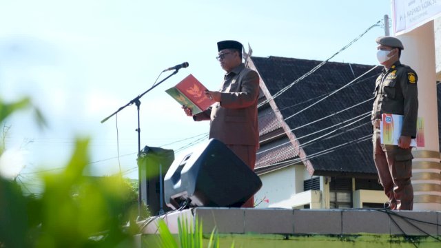 Wakil Bupati (Wabup) Soppeng Lutfi Halide, saat membacakan sambutan seragam Menteri Sosial RI pada Upacara Hari Pahlawan di Halaman Kantor Bupati Soppeng, Kamis (10/11/2022). (Istimewa)