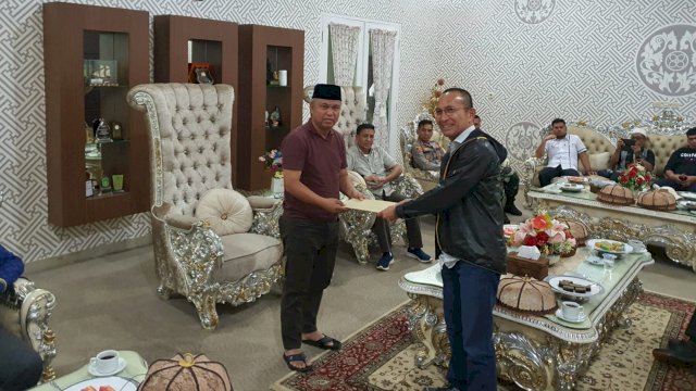 Bupati Luwu Timur, Budiman, menerima salinan struktur kepemimpinan yang baru PT. CLM. (Istimewa)