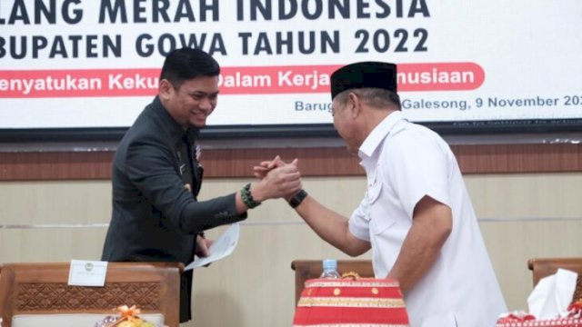 Ketua PMI Sulsel Adnan Purichta Ichsan bersama Ketua PMI Kabupaten Gowa Abd Rauf Malaganni saat menghadiri Musda PMI Kabupaten Gowa. (Dok. Humas Pemkab Gowa)