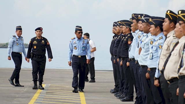 Kanwil Kemenkumham) Sulawesi Selatan menggandeng Bea Cukai dan Karantina Kesehatan dalam melakukan operasi gabungan terkait keimigrasian. (Dok. Humas Kanwil Kemenkumham Sulsel)