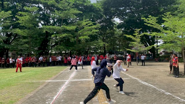 Sejumlah ASN lingkup Pemkab Gowa antusias mengikuti lomba permainan tradisional. Salah satunya Galah Asin di halaman Kantor Bupati Gowa, kemarin. (Dok. Humas Gowa)
