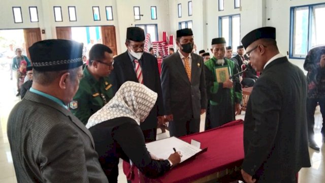 Pj. Bupati Muna Barat, Dr. Bahri, pada saat melantik Eselon II, Jumat (11/11/2022). (Foto: Rustam / Republiknews.co.id)
