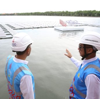 Jelang KTT G20, Menko Luhut Resmikan PLTS Terapung Milik PLN di Nusa Dua Bali