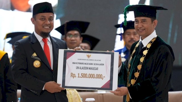 Gubernur Sulsel Andi Sudirman Sulaiman, menyerahkan bantuan keuangan secara simbolis kepada Rektor UIN Alauddin Prof. Hamdan Juhannis. (Istimewa)