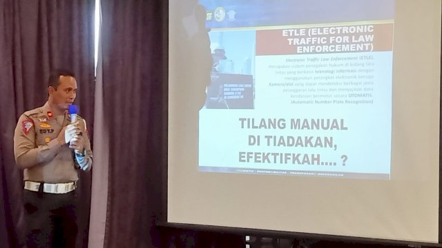 Kasi Lakalantas Subdit Gakkum Ditlantas Polda Metro Jaya Kompol Edi Purwanto, menyampaikan pemaparannya saat Diskusi Tilang Elektronik bersama forum Wartawan Polri, Jumat (11/11/2022). (Foto: Wahyu Widodo / Republiknews.co.id)