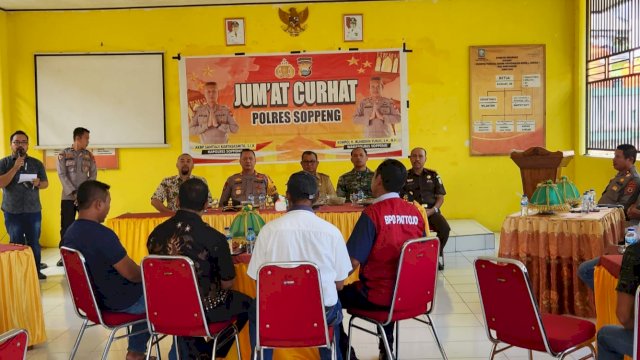 Kapolres Soppeng AKBP Santiadjie Kartasasmita bersama Wakil Bupati Luthfi Halide, berdialog dengan masyarakat di Pos Jumat curhat Desa Rompegading, Jumat (11/11/2022). (Istimewa)