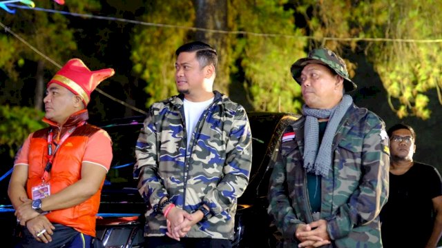 Bupati Gowa Adnan Purichta Ichsan saat hadir di Tudang Sipulung Nasional SMA Negeri Dua (Smada) Makassar, di Kawasan Hutan Pinus Malino, Kecamatan Tinggimoncong, Jumat (11/11) malam kemarin. (Dok. Humas Gowa)