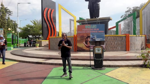 Ketua Lingkar Hijau Kota Parepare, Iqbal Rahim Gani saat melakukan orasi di depan Monumen Cinta Sejati Habibie Ainun. (Istimewa)