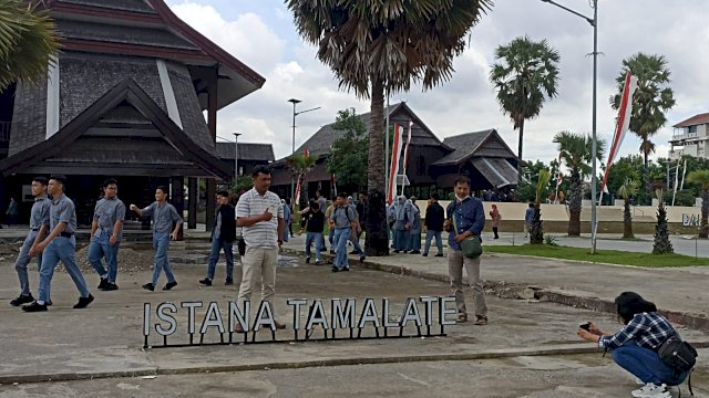 Salah satu pengunjung Museum Balla Lompoa saat mengabaikan momen dengan berfoto dilatar Istana Tamalate, Rabu (09/11/2022) lalu. (Foto: Chaerani / Republiknews.co.id)