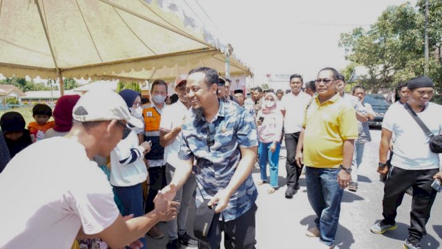 Gubernur Sulsel Andi Sudirman Sulaiman, menyalami warga saat meresmikan ruas jalan Pinrang-Sidrap, Minggu (13/11/2022). (Istimewa)