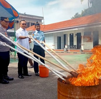 Sabu dan HP hingga Sajam Barang Bukti Kejahatan Dimusnahkan Kejari Sinjai