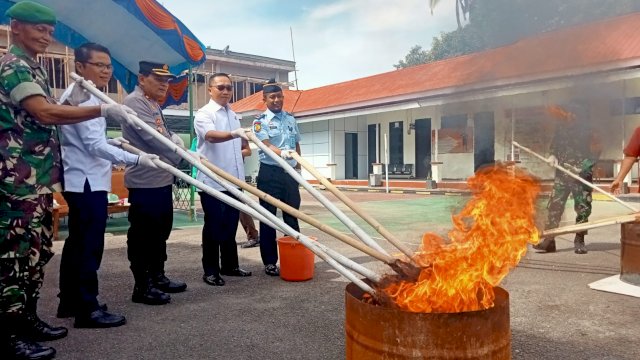 Kepala Kejaksaan Negeri Sinjai Zulkarnaen (Baju Putih), bersama Wakapolres Sinjai, Pengadilan Negeri, Dandim 1424 Sinjai dan Kepala Rumah Tahanan Kelas II B saat pemusnahan Barang bukti Senin (14/11/2022). (Istimewa)