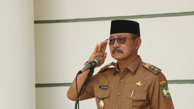 Wakil Bupati Gowa Abd Rauf Malaganni saat bertindak sebagai inspektur upacara dalam rangka Peringatan Hari Kesehatan Nasional (HKN) ke-58, di Lapangan Upacara Kantor Bupati Gowa, Senin (14/11). (Dok. Humas Gowa)