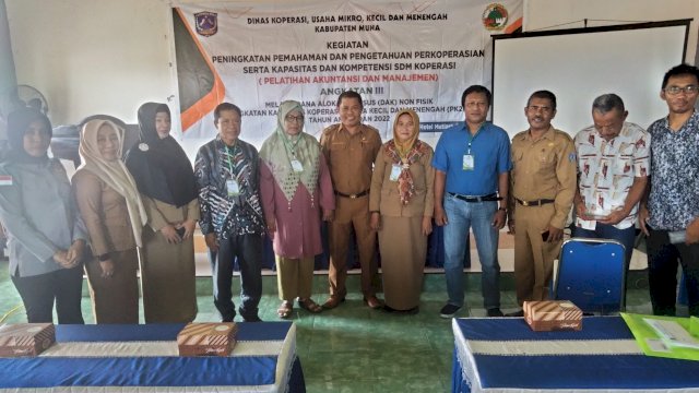 Plt. Kepala Diskop UMKM Muna Hajar Sosi, saat memberikan sambutan kepada para peserta Latihan Akuntansi dan Manajemen. (Foto. Rustam / Republiknews.co.id)