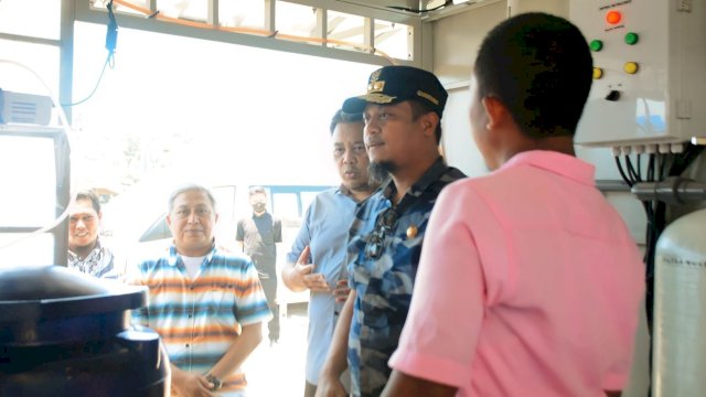 Gubernur Sulsel Andi Sudirman Sulaiman, saat mengunjungi fasiltas Teknologi Pengelolaan Air Siap Minum (ARSINUM) di Desa Mattirotasi, Kecamatan Mattiro Sompe, Pinrang, Minggu (13/11/2022). (Istimewa)