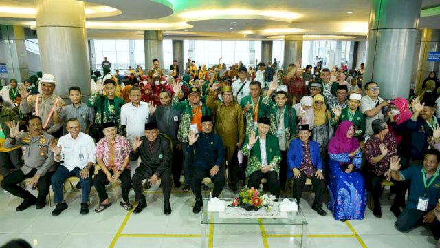 Pelepasan peserta dan penggembira Muktamar Muhammadiyah dan Aisyiyah ke-48 ke Kota Solo Jawa Tengah, di Pelabuhan Soekarno Hatta Makassar, Senin (14/11/2022). (Istimewa)