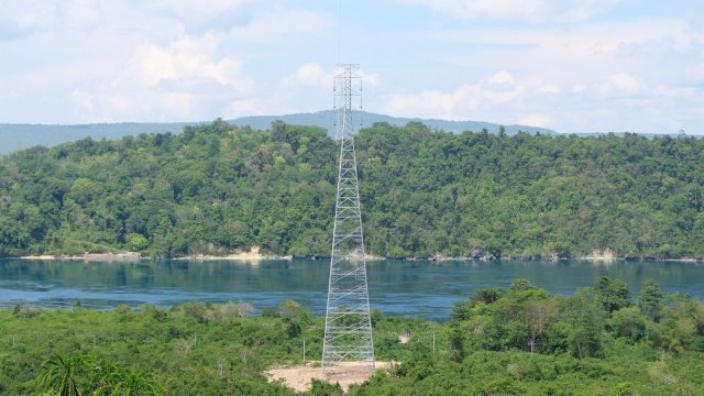 Jaringan transmisi kelistrikan yang dibangun PT PLN (Persero) melalui UIP Sulawesi yang dikerjakan UPP Sulawesi Tenggara merupakan pertama dan tertinggi di Sulawesi. (Dok. Humas PLN UIP Sulawesi)