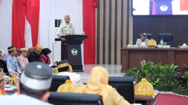 Bupati Gowa Adnan Purichta Ichsan saat memberikan orasi pada peringatan HJG ke-702 di Ruang Rapat Paripurna, Kantor DPRD Kabupaten Gowa, kemarin. (Dok. Humas Gowa)