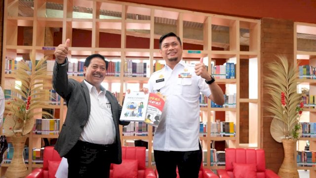 Bupati Gowa Adnan Purichta Ichsan (kiri) bersama Kepala Perpustakaan Nasional Muhammad Syarif Bando (kanan) saat hadir dalam peresmian Gedung Layanan Perpustakaan Kabupaten Gowa di Jalan Masjid Raya, Rabu (16/11). (Dok. Humas Gowa)