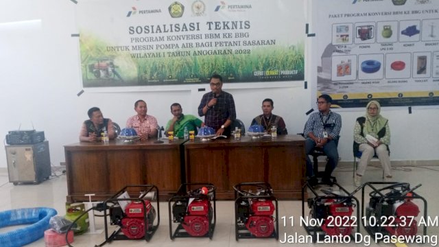 Ketua DPC PDI-Perjuangan Kabupaten JenepontoKaharuddin, saat memberikan sambutan sekaligus penyerahan mesin konverter BBM ke BBG bantuan dari Anggota DPR RI Andi Ridwan Wittiri ke Petani di Jeneponto, Rabu (16/11/2022). (Istimewa)