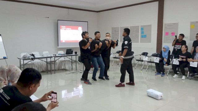 Pelatihan Dasar Pertolongan Pertama bagi seluruh karyawan Unit Transfusi Darah PMI Kota Makassar, Kamis (17/11/2022). (Istimewa)