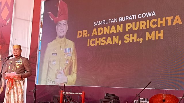 Bupati Gowa Adnan Purichta Ichsan, saat memberikan sambutan pada Puncak Peringatan Hari Jadi Gowa (HJG) ke-702 di Pelataran Kawasan Balla Lompoa, Kamis (17/11/2022). (Foto: Chaerani / Republiknews.co.id)