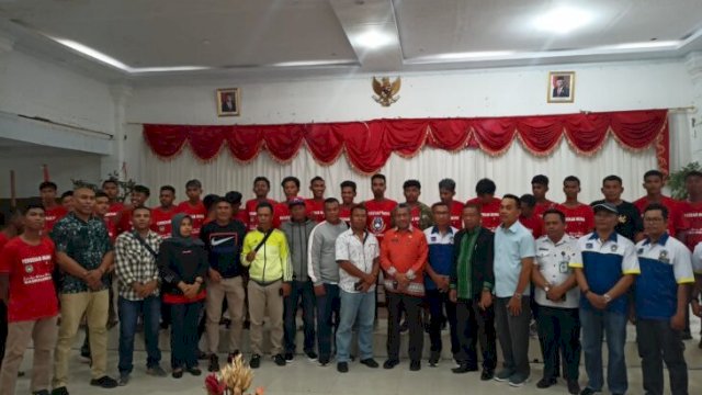 Ketua KONI Kabupaten Muna, Bachrun Labuta bersama kontingen Cabor Sepak Bola, (FOTO: Rustam/Republiknews.Co.Id)