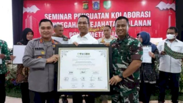 Kapolda Metro Jaya Irjen Pol Fadil Imran, Plt Gubernur DKI Jakarta Heru Budi dan Pangdam Jaya Mayjen TNI Untunh Budiharto, dalam peluncuran Aplikasi Ada Polisi. (Istimewa)