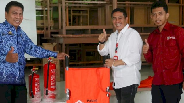 Ketua PMI Kota Makassar Syamsu Rizal (Deng Ical) saat menyerahkan secara simbolis peralatan Siaga Bencara kepada Kepala SMPN 13 Makassar, Ramli, Kamis (17/11/2022). (Istimewa)
