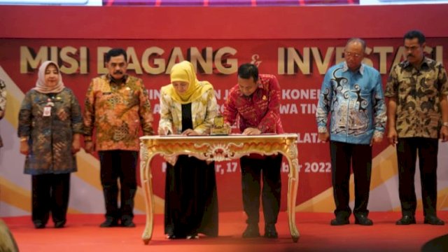 Gubernur Jatim Khofifah Indar Parawansa dan Gubernur Sulsel Andi Sudirman Sulaiman, menandatangani MoU tentang pembangunan daerah, Kamis (17/11/2022). (Istimewa)