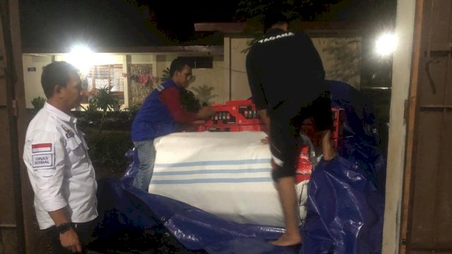 Tim Dinas Sosial dan BPBD Sulsel saat melakukan persiapan pengiriman bantuan logistik untuk korban Longsor di Kabupaten Gowa, Rabu (16/11/2022). (Istimewa)