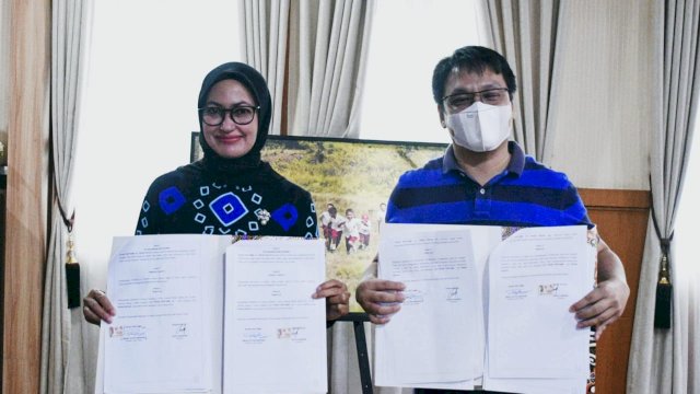 Bupati Luwu Utara Indah Putri Indriani menandatangani Memorandum of Understanding (MoU) antara Pemerintah Kabupaten Luwu Utara dengan PT. Agro Mandiri Globalindo tentang pengelolaan sampah. Kamis (17/11/2022)