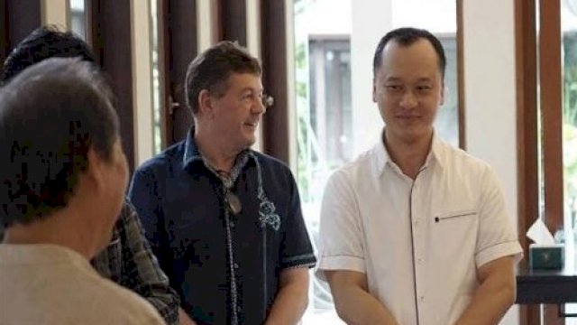 Karyawan PT CLM memberikan dukungan penuh kepada Helmut Hermawan sebagai pimpinan CLM. 