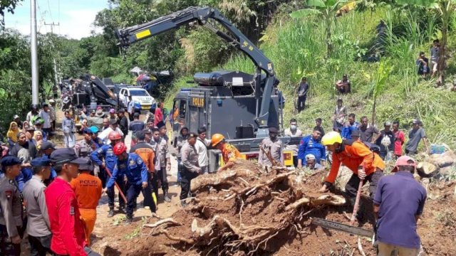Seluruh pihak bekerjasama menangani bencana longsor di Kecamatan Parangloe, salah satunya di Desa Lonjoboko. (Dok. Humas Gowa)