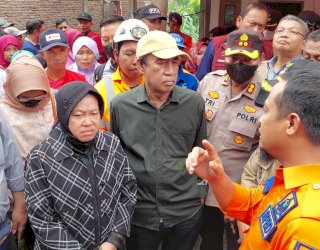 Mensos Risma dan Ketua Komisi VIII DPR Ashabul Kahfi Salurkan Bantuan ke Korban Longsor Gowa
