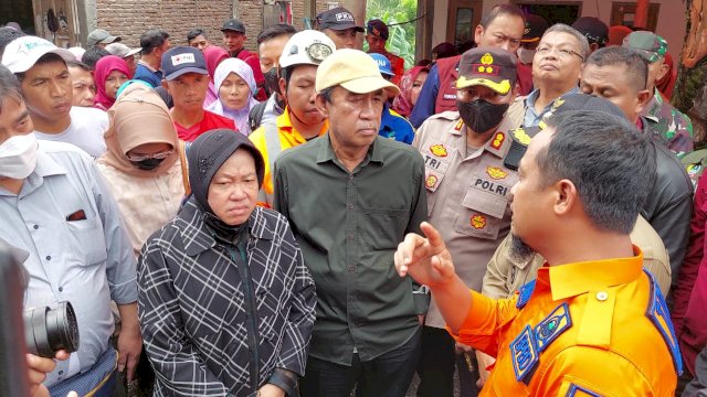 Gubernur Sulsel Andi Sudirman Sulaiman, menjelaskan terkait masalah Longsor saat meninjau langsung lokasi di Kabupaten Gowa, Sabtu (19/11/2022). (Istimewa)