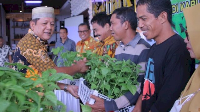 Bupati Soppeng Andi Kaswadi Razak melaunching program sejuta pohon bibit cabe di Soppeng, Sabtu 19 November 2022. (Ist)