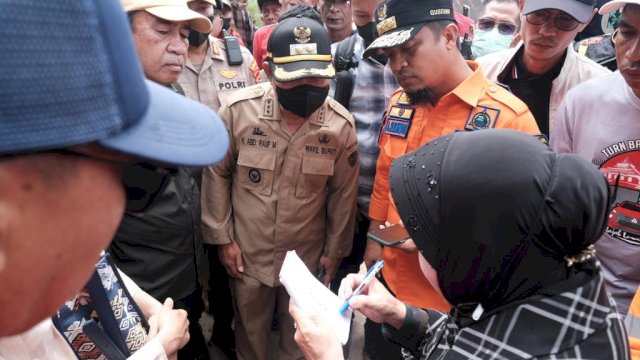 Wakil Bupati Gowa Abd Rauf Malaganni saat mendampingi Mensos RI, Tri Risma Harini bersama Gubernur Sulawesi Selatan Andi Sudirman Sulaiman yang melakukan peninjauan titik longsor di Desa Lonjoboko, Kecamatan Parangloe, Sabtu (19/11/2022). (Dok. Humas Gowa)