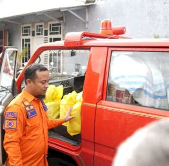 Pagi-Pagi, Gubernur Andi Sudirman Tinjau dan Bawa Bantuan untuk Korban Banjir di Biringkanaya