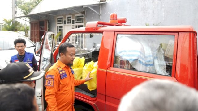 Gubernur Sulsel Andi Sudirman Sulaiman, meninjau dan menyalurkan bantuan di lokasi banjir di Kecamatan Biringkanaya Kota Makassar, Sabtu (19/11/2022). (Istimewa)